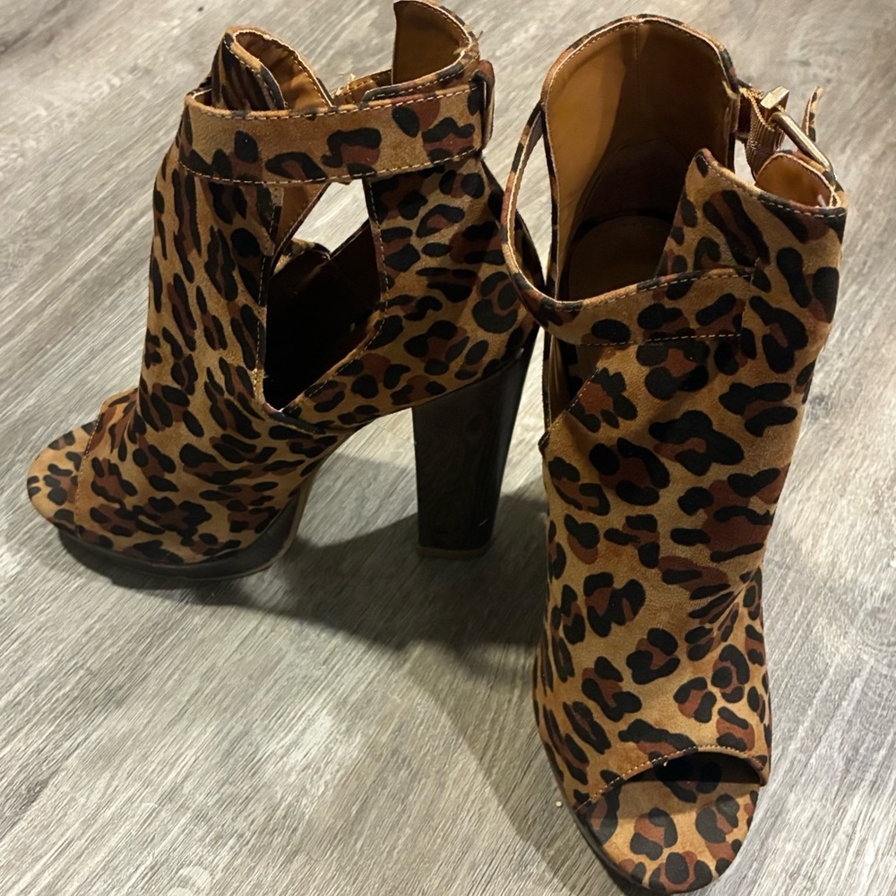 Shoe Republic LA Leopard Platform Heels 8.5 Chunky Wood Heel Peep Toe
